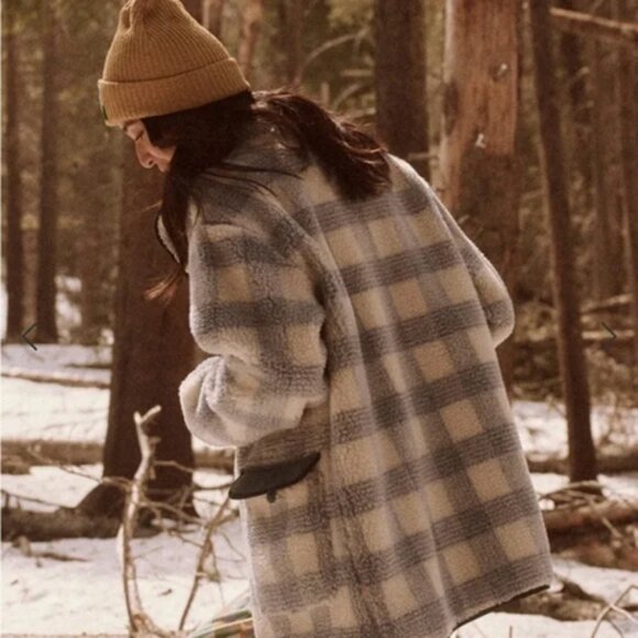 The GREAT. Plush Mountaintop Coat in Bluebird Alpine Plaid Large - Picture 3 of 6